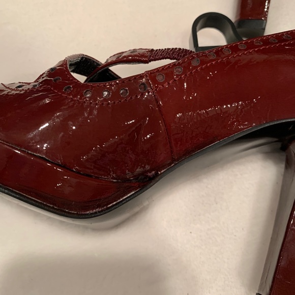 Burgundy patent leather heels. Great details - Picture 12 of 12